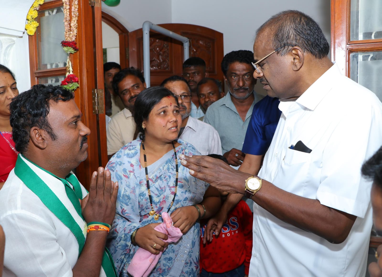 ಸಾರ್ವಜನಿಕರ ಅಹವಾಲು ಸ್ವೀಕರಿಸಿ ಸಮಸ್ಯೆ ಆಲಿಸಿದ ಕುಮಾರಸ್ವಾಮಿ