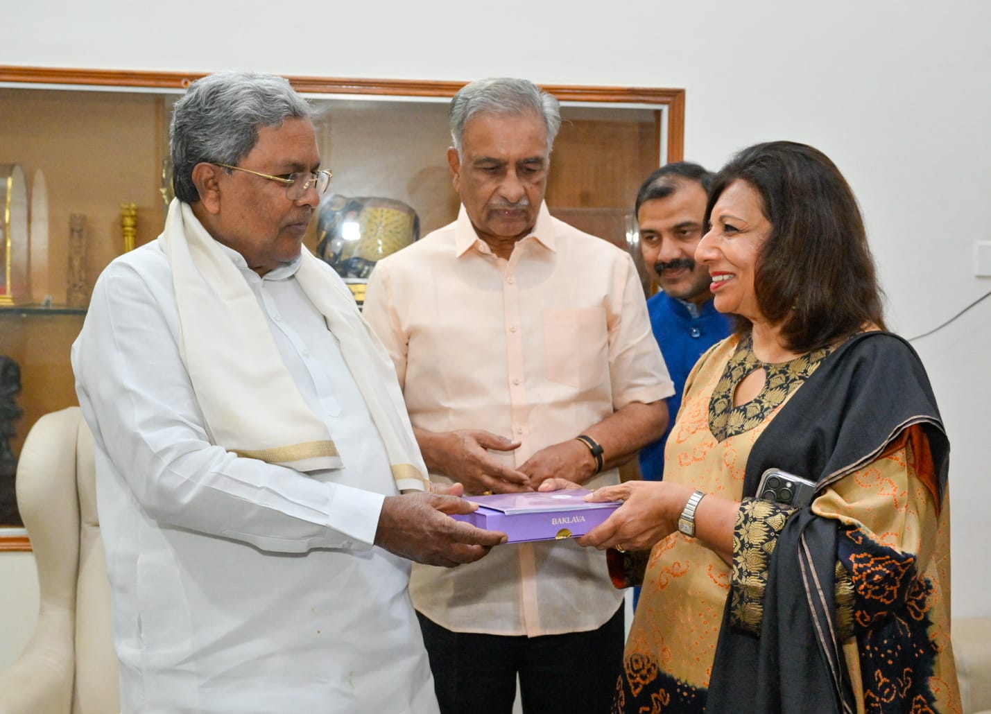 ಸರ್ಕಾರ ಟೀಕಿಸಿದ್ದ ಕಿರಣ್ ಮಜುಂದಾರ್ ಸಿಎಂ-ಡಿಸಿಎಂ ದಿಢೀರ್ ಭೇಟಿ