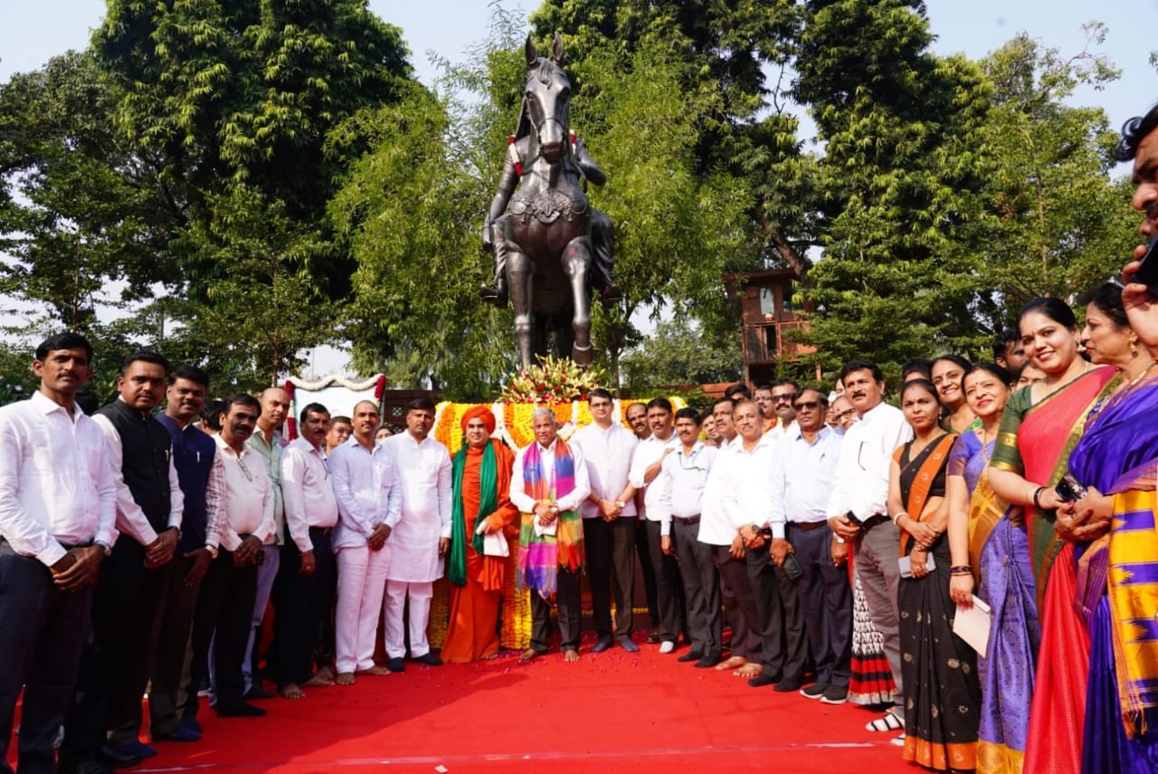 ಕಿತ್ತೂರು ಚೆನ್ನಮ್ಮರ ಸಾಧನೆ, ಇತಿಹಾಸ ಪರಿಚಯಿಸುವ ಕೆಲಸ ಆಗಬೇಕಿದೆ