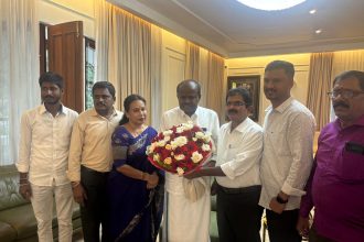 ಕುಮಾರಸ್ವಾಮಿ ಭೇಟಿ ಮಾಡಿದ ಜೆಡಿಎಸ್ ರವೀಂದ್ರಪ್ಪ, ಪತ್ನಿ ಲತಾ ರವೀಂದ್ರಪ್ಪ