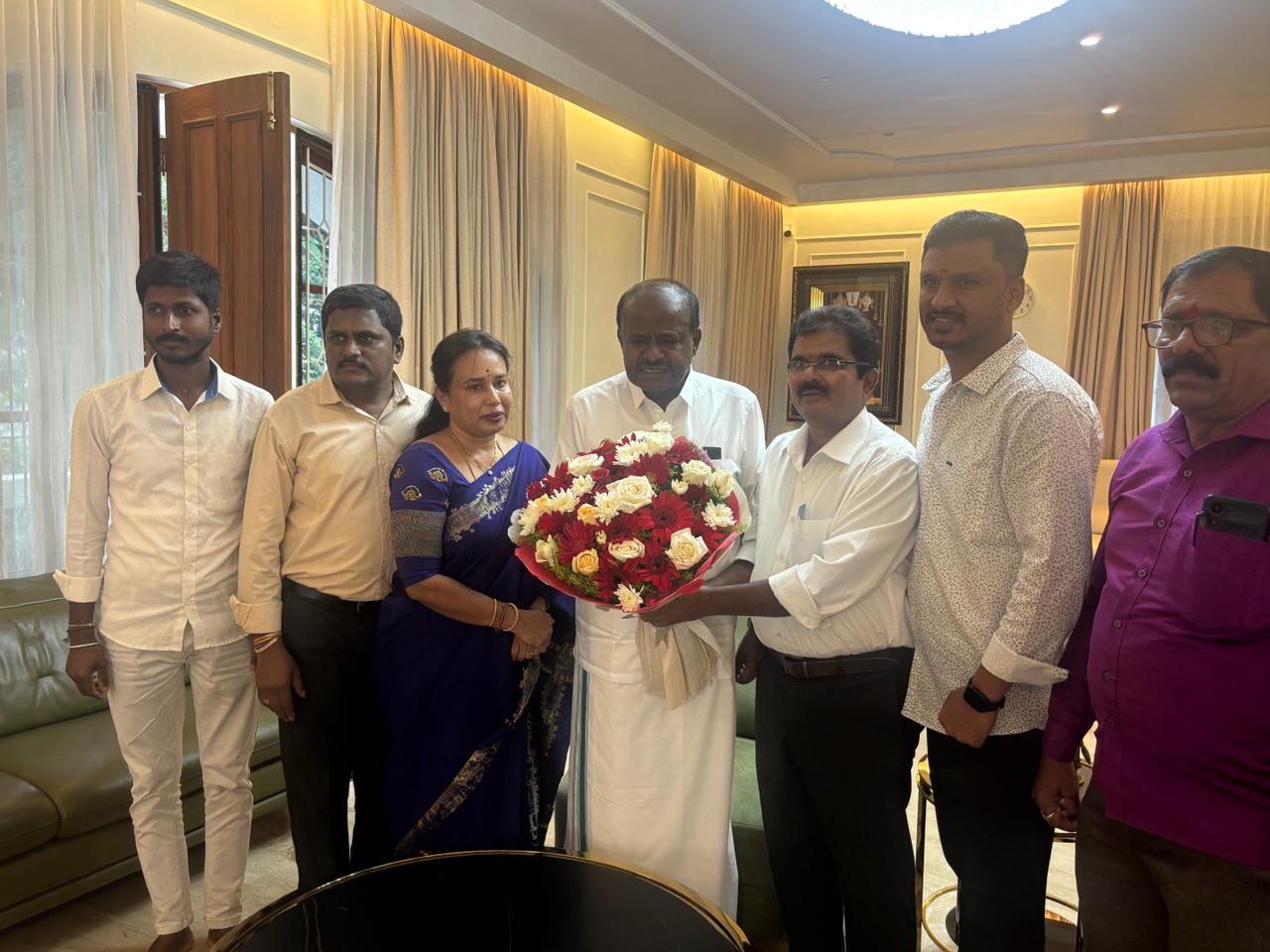 ಕುಮಾರಸ್ವಾಮಿ ಭೇಟಿ ಮಾಡಿದ ಜೆಡಿಎಸ್ ರವೀಂದ್ರಪ್ಪ, ಪತ್ನಿ ಲತಾ ರವೀಂದ್ರಪ್ಪ