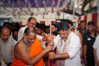 ರಾಘವೇಂದ್ರ ಸ್ವಾಮಿಗಳ ದರ್ಶನ ಪಡೆದ ಡಿಕೆ ಶಿವಕುಮಾರ್