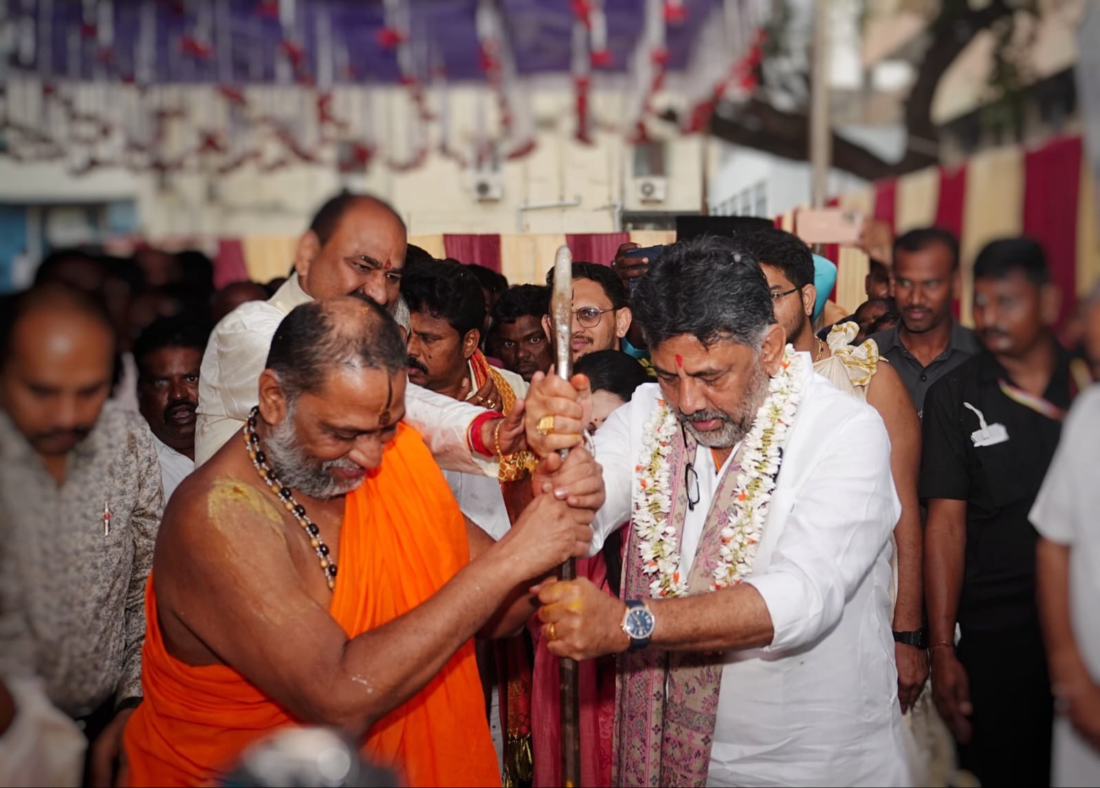 ರಾಘವೇಂದ್ರ ಸ್ವಾಮಿಗಳ ದರ್ಶನ ಪಡೆದ ಡಿಕೆ ಶಿವಕುಮಾರ್