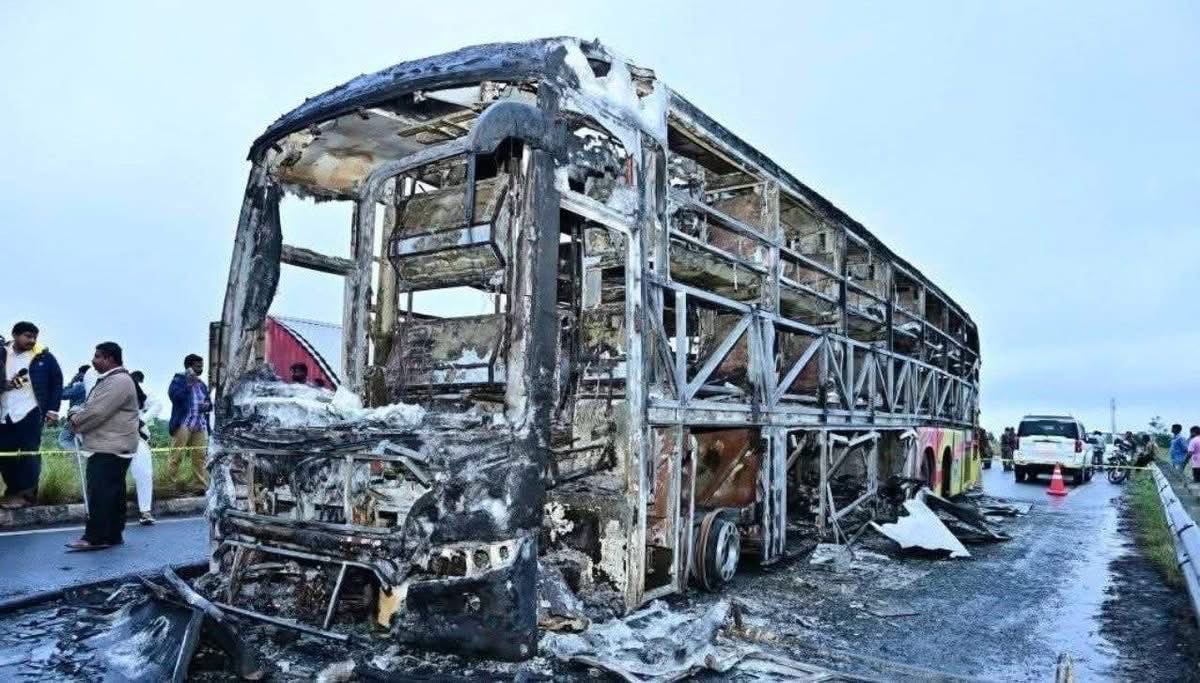 ಹೊತ್ತಿ ಉರಿದ ವೋಲ್ವೋ ಬಸ್, 21 ಮಂದಿ ಮರಣ, ಹಲವರು ಗಾಯ