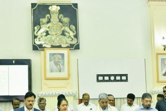 ಜಾಗೃತಿ ಅರಿವು ಸಪ್ತಾಹ ಅಂಗವಾಗಿ ನೌಕರರಿಗೆ ಪ್ರತಿಜ್ಞಾ ವಚನ ಬೋಧಿಸಿದ ಸಿದ್ದರಾಮಯ್ಯ