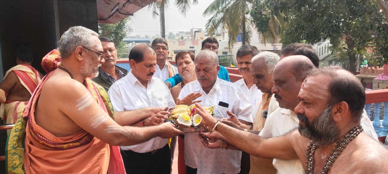 ಅಯ್ಯಪ್ಪ ಸ್ವಾಮಿ ಗರ್ಭಗುಡಿಯ ಗೋಪುರಕ್ಕೆ ಹಿತ್ತಾಳೆ ಕವಚದ ಕತ್ತನೆ ಕಾರ್ಯಕ್ಕೆ ಚಾಲನೆ