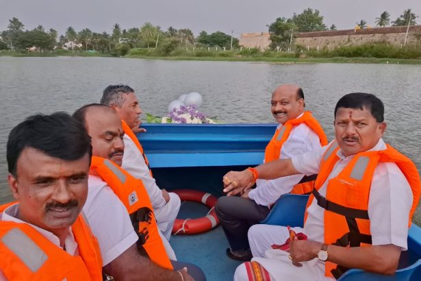 ಬೋಟಿಂಗ್ ಗೆ ಚಾಲನೆ ನೀಡಿದ ಸಚಿವ ಕೆ.ಹೆಚ್ ಮುನಿಯಪ್ಪ