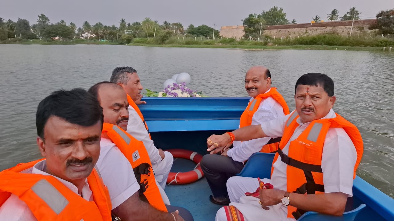 ಬೋಟಿಂಗ್ ಗೆ ಚಾಲನೆ ನೀಡಿದ ಸಚಿವ ಕೆ.ಹೆಚ್ ಮುನಿಯಪ್ಪ