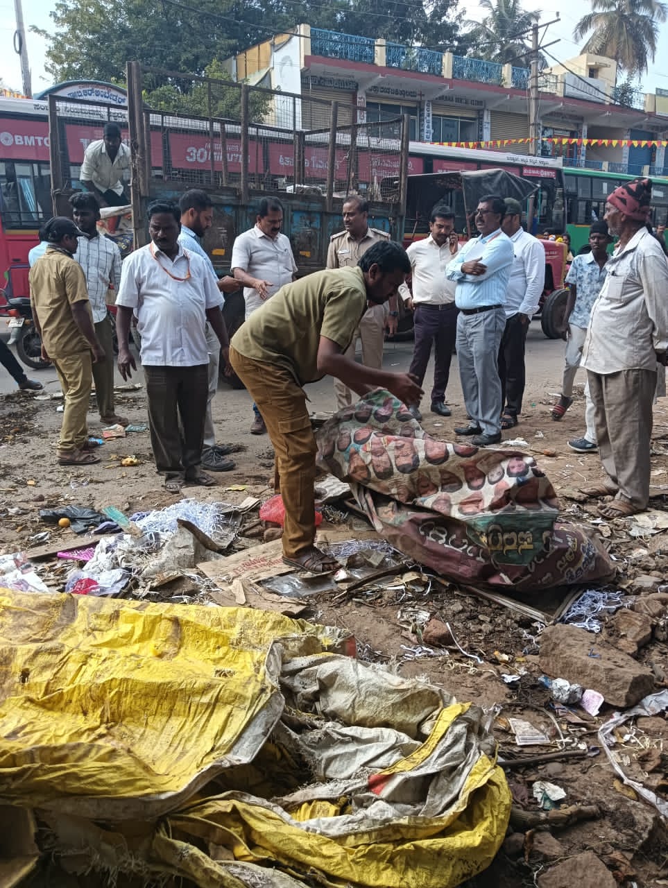 ಪಾದಚಾರಿಗಳು ಓಡಾಡುವ ರಸ್ತೆಯಲ್ಲಿದ್ದ ಗೂಡಂಗಡಿಗಳ ತೆರವು