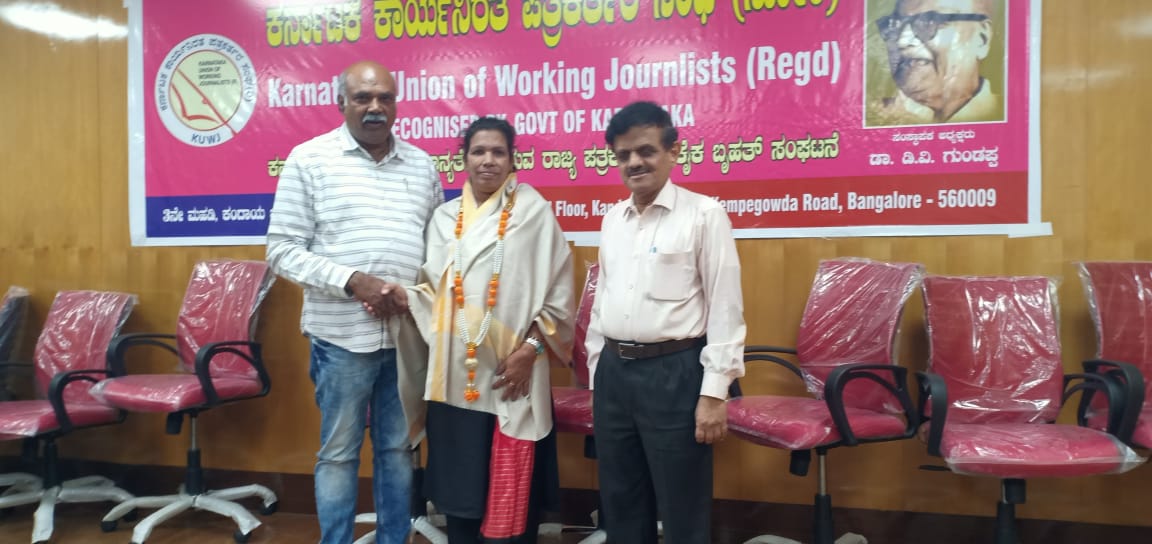 ಚುನಾವಣಾ ಅಧಿಕಾರಿಗೆ ಹೊನ್ನಮ್ಮನವರನ್ನು ಗೌರವಿಸಿದ ಶಿವಾನಂದ ತಗಡೂರು