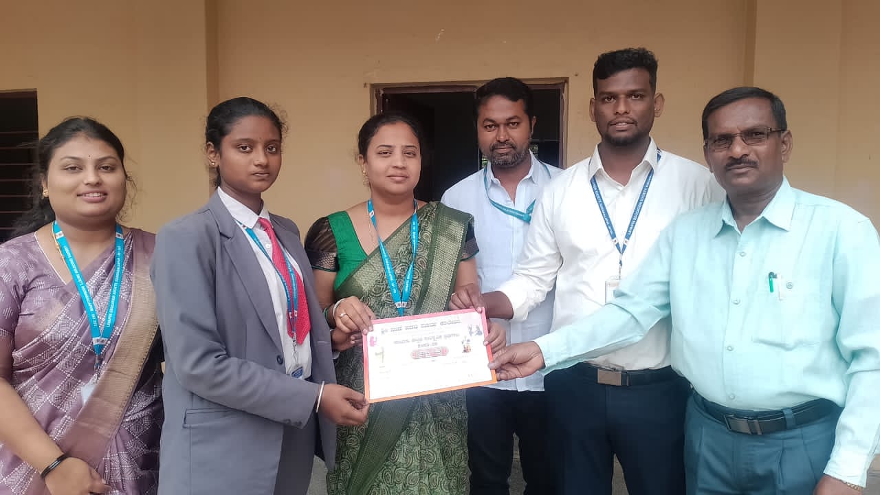ಜಾನಪದ ಗೀತೆ ಸ್ಪರ್ಧೆಯಲ್ಲಿ ಪ್ರಥಮ ಬಹುಮಾನ ಪಡೆದ ವಿದ್ಯಾರ್ಥಿನಿ ಅಮೃತ