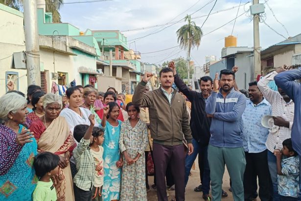ದಲಿತ ಕಾಲೋನಿಗೆ ಮೂಲಭೂತ ಸೌಕರ್ಯ ಒದಗಿಸುವಲ್ಲಿ ವಿಫಲ: ಸಿಡಿದ್ದೆದ್ದ ದಲಿತರು