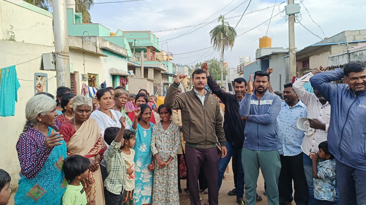 ದಲಿತ ಕಾಲೋನಿಗೆ ಮೂಲಭೂತ ಸೌಕರ್ಯ ಒದಗಿಸುವಲ್ಲಿ ವಿಫಲ: ಸಿಡಿದ್ದೆದ್ದ ದಲಿತರು
