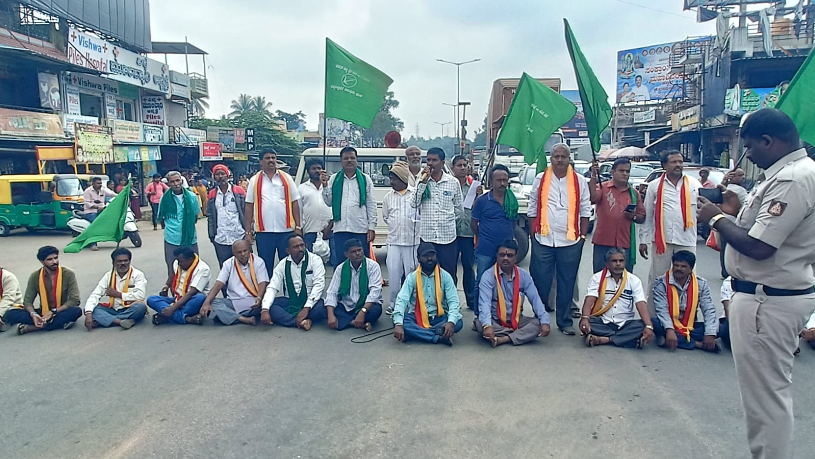 ರಸ್ತೆ ಸುರಕ್ಷತಾ ಕ್ರಮ ಪಾಲಿಸದ ಟೋಲ್ ಸಿಬ್ಬಂದಿ ವಿರುದ್ಧ ಪ್ರತಿಭಟನೆ