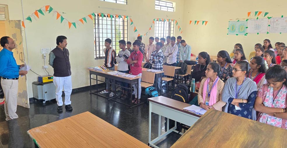 ವಸತಿ ಶಾಲೆಗೆ ದಿಢೀರ್ ಭೇಟಿ ನೀಡಿದ ಶಾಸಕ ರಘುಮೂರ್ತಿ