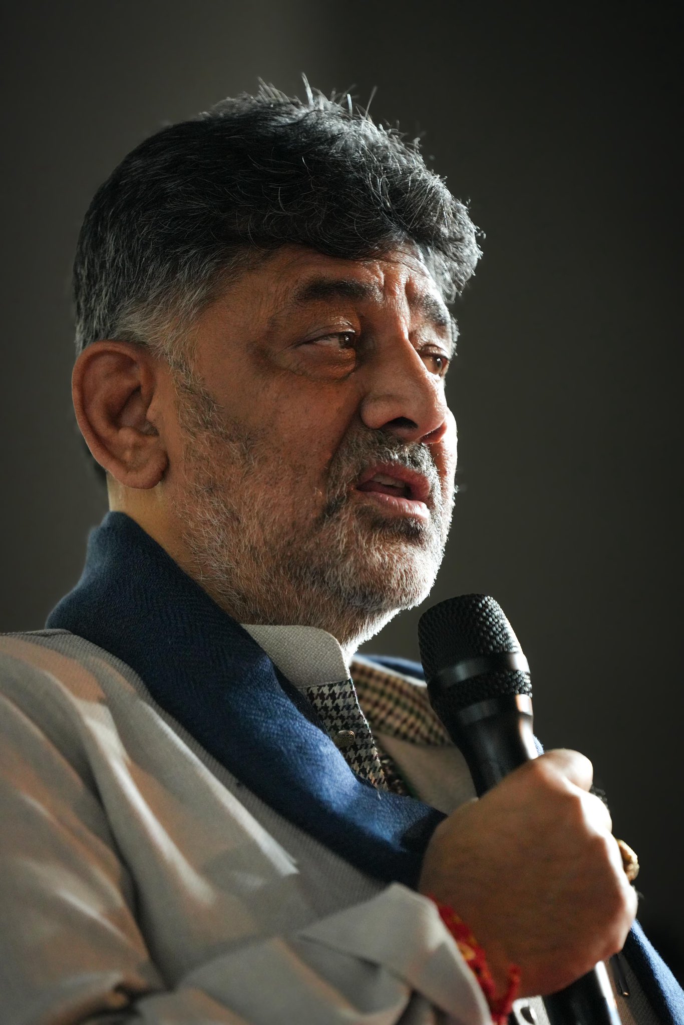 ಕನ್ನಡಿಗರ ಭೂಮಿ ವಲಸಿಗರಿಗೆ ಧಾರೆ ಎರೆಯಲು ಮುಂದಾದ ಡಿಕೆಶಿ