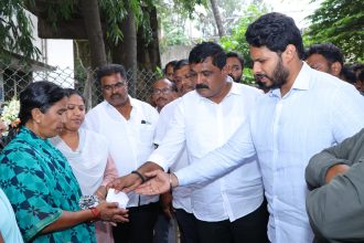 ಆತ್ಮಹತ್ಯೆ ಮಾಡಿಕೊಂಡ ರೈತ ಕುಟುಂಬಕ್ಕೆ ಸಾಂತ್ವನ ಹೇಳಿದ ನಿಖಿಲ್