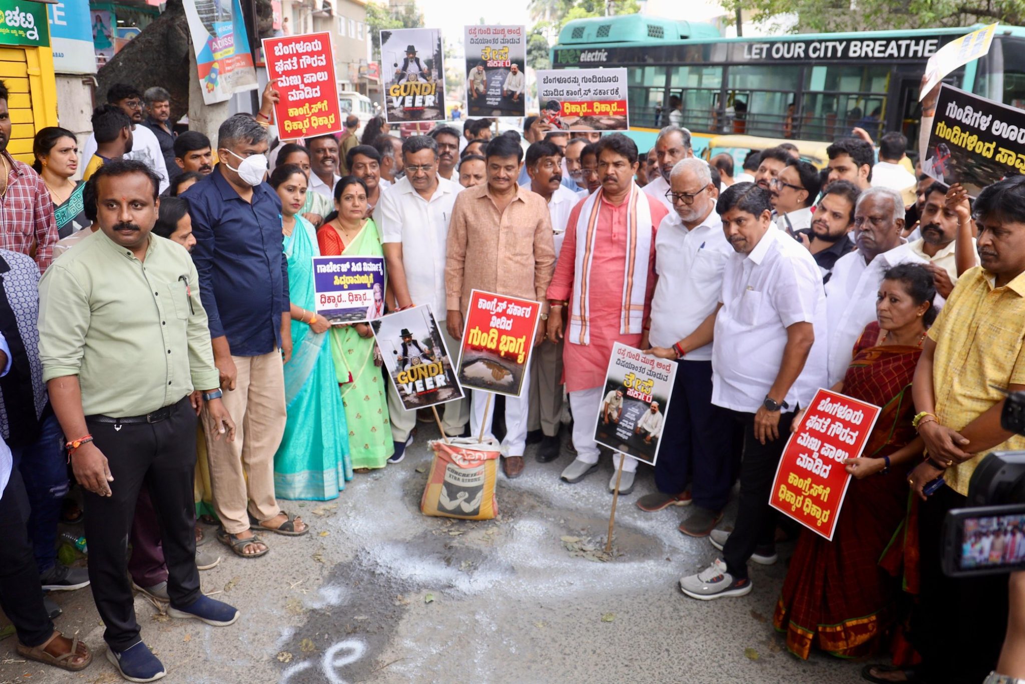 ರಸ್ತೆ ಗುಂಡಿಗಳನ್ನು ಮುಚ್ಚಿ ಅಪಘಾತ ತಪ್ಪಿಸಿ