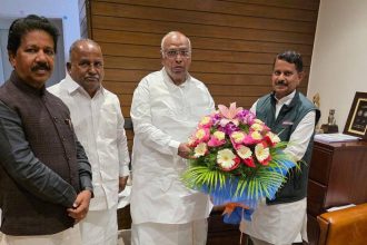 ಖರ್ಗೆ ಭೇಟಿ ಮಾಡಿದ ಶಾಸಕ ರಘುಮೂರ್ತಿ: ರಘುಮೂರ್ತಿಗೆ ಸಚಿವ ಸ್ಥಾನ ದೊರೆಯುವುದೇ?