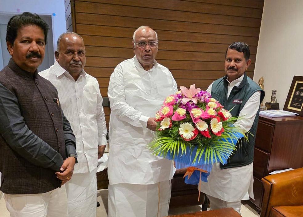 ಖರ್ಗೆ ಭೇಟಿ ಮಾಡಿದ ಶಾಸಕ ರಘುಮೂರ್ತಿ: ರಘುಮೂರ್ತಿಗೆ ಸಚಿವ ಸ್ಥಾನ ದೊರೆಯುವುದೇ?