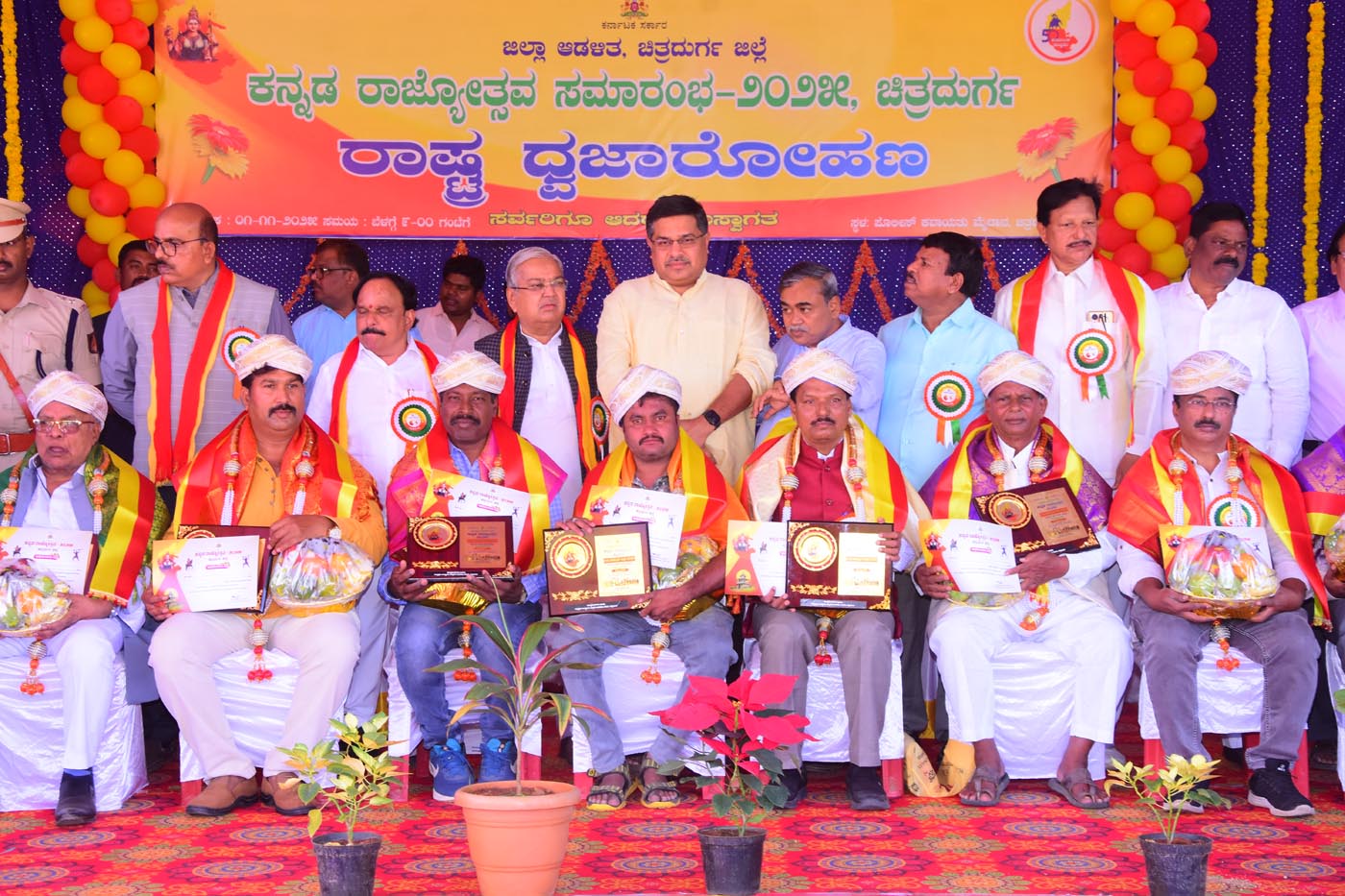 ವಿವಿಧ ಕ್ಷೇತ್ರಗಳ ಸಾಧಕರಿಗೆ ಸನ್ಮಾನಿಸಿದ ಸುಧಾಕರ್