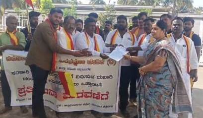 ದುಬಾರಿ ದಂಡ ಹಾಕುತ್ತಿರುವ ಪೊಲೀಸರ ವಿರುದ್ಧ ಪ್ರತಿಭಟನೆ