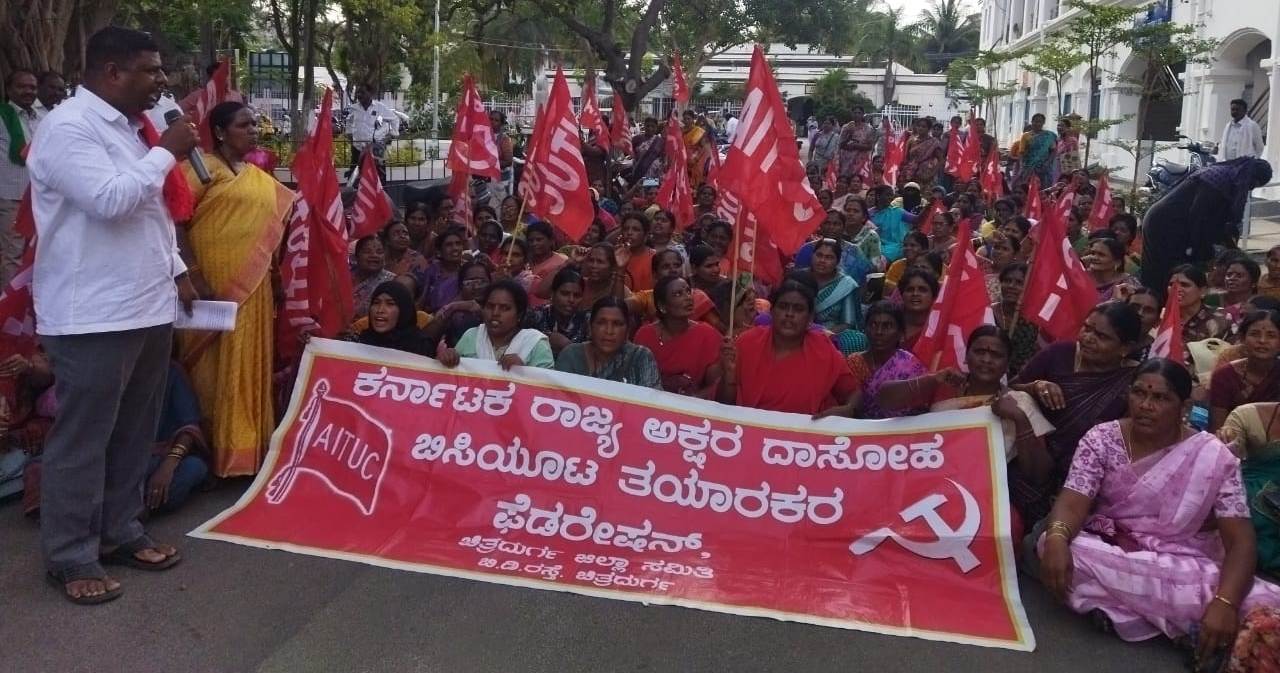 ವಿವಿಧ ಬೇಡಿಕೆ ಈಡೇರಿಕೆಗೆ ಒತ್ತಾಯಿಸಿ ಬಿಸಿಯೂಟ ತಯಾರಕರ ಪ್ರತಿಭಟನೆ