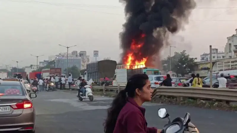 ರೈತರ ಆಕ್ರೋಶಕ್ಕೆ ಕಬ್ಬು ತುಂಬಿದ ಟ್ರ್ಯಾಕ್ಟರ್ ಗಳು ಬೆಂಕಿಗೆ ಆಹುತಿ