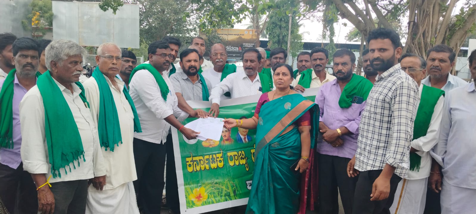 ಕಬ್ಬಿಗೆ 3500 ದರ ನಿಗದಿ ಮಾಡಲು ಒತ್ತಾಯಿಸಿ ಪ್ರತಿಭಟನೆ