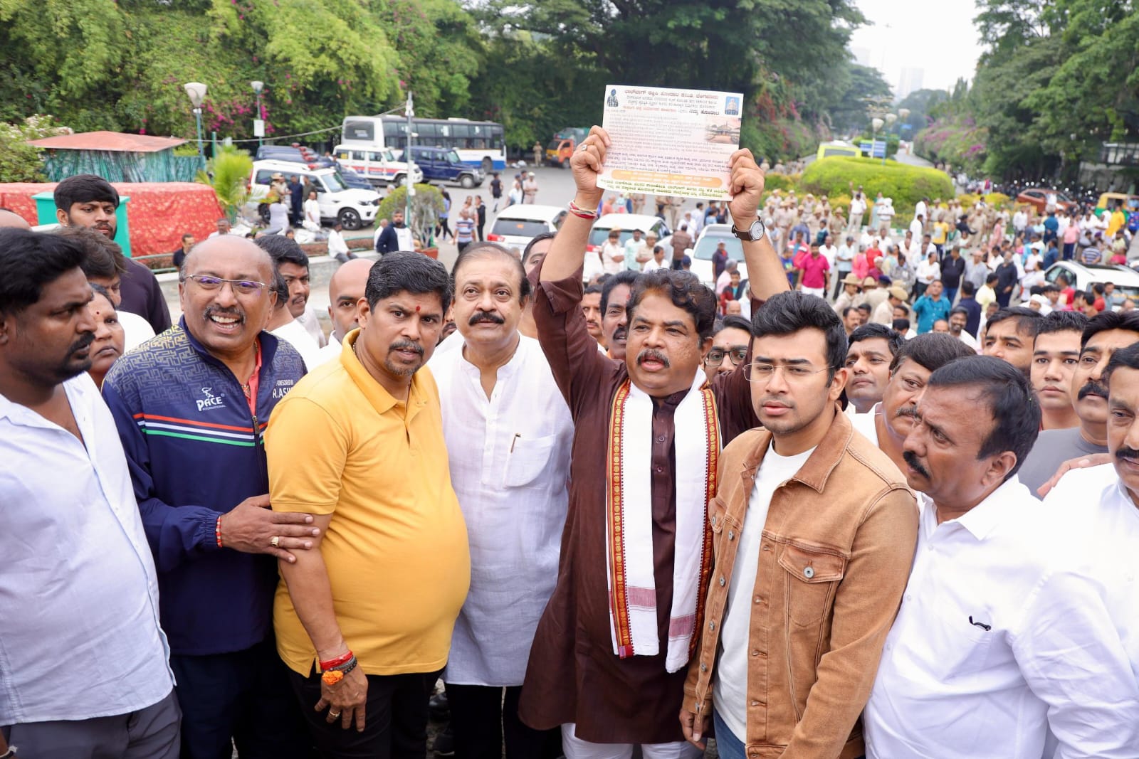 ಟನಲ್ ಯೋಜನೆ ವಿರೋಧಿಸಿ ಬೀದಿಗಿಳಿದ ಬಿಜೆಪಿ ನಾಯಕರು