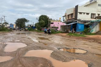 ಸಚಿವ ಸುಧಾಕರ ಅವರೇ ಗುಂಡಿ ಮುಚ್ಚಿ ಜೀವ ಉಳಿಸಿ-ರವೀಂದ್ರಪ್ಪ