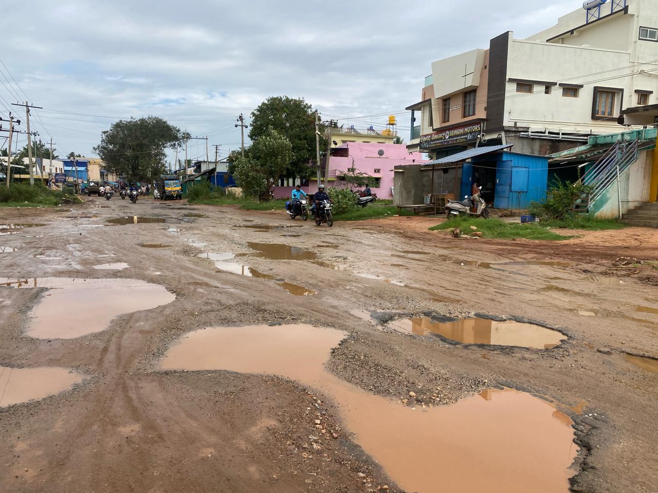ಸಚಿವ ಸುಧಾಕರ ಅವರೇ ಗುಂಡಿ ಮುಚ್ಚಿ ಜೀವ ಉಳಿಸಿ-ರವೀಂದ್ರಪ್ಪ