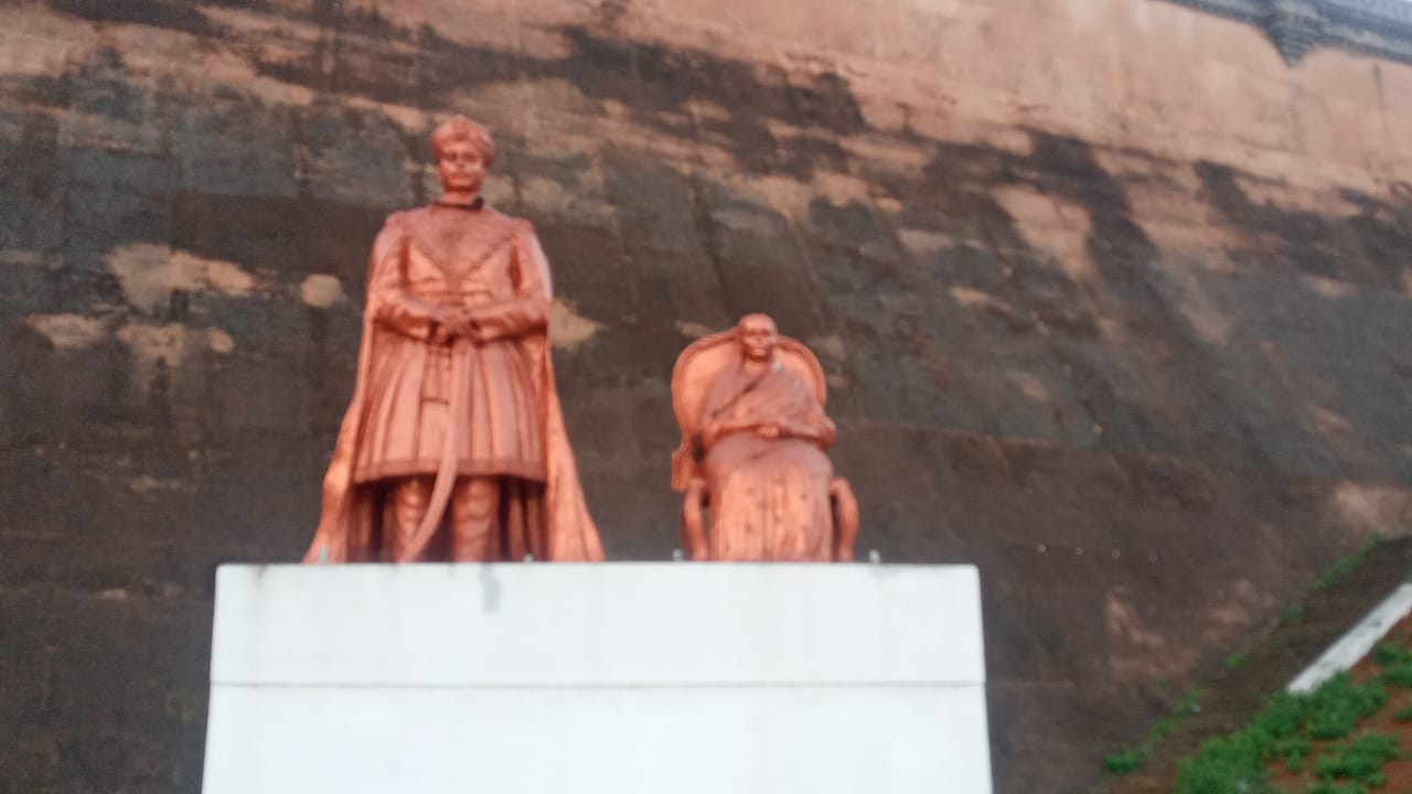 ನಾಲ್ವಡಿ ಕೃಷ್ಣರಾಜ ಒಡೆಯರ್ ಪುತ್ಥಳಿಗೆ ಮೇಲ್ಚಾವಣಿ ನಿರ್ಮಿಸಿ