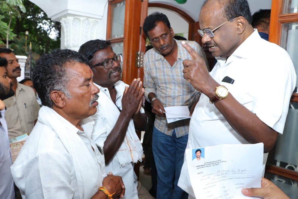 ಜನ ಸಾಮಾನ್ಯರ ಸಮಸ್ಯೆ ಆಲಿಸಿ, ಅಹವಾಲು ಸ್ವೀಕರಿಸಿದ ಕುಮಾರಸ್ವಾಮಿ