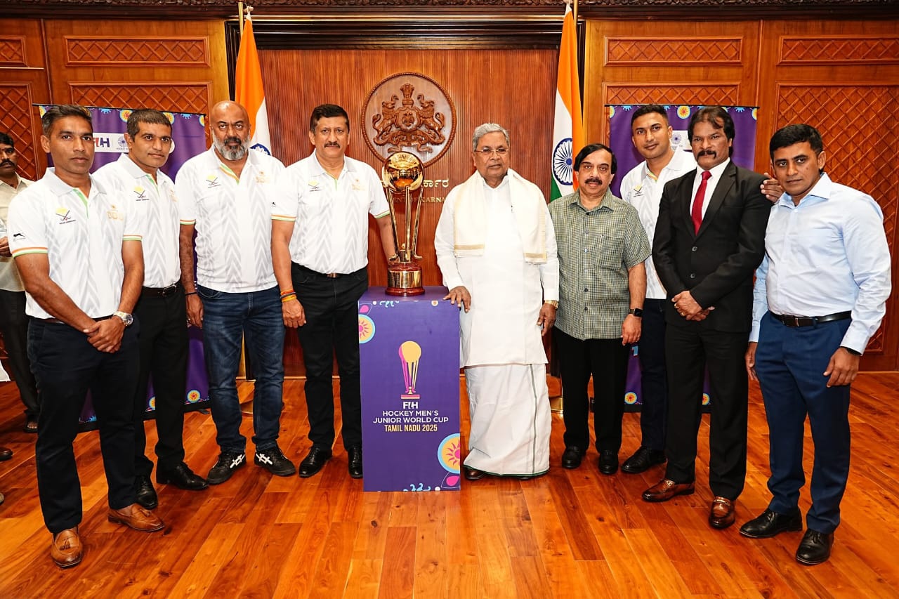 ಹಾಕಿ ವಿಶ್ವ ಕಪ್ ಟ್ರೋಪಿ ಅನಾವರಣಗೊಳಿಸಿದ ಸಿದ್ದರಾಮಯ್ಯ