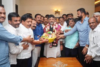 ಡಿಸಿಎಂ ಡಿಕೆ ಶಿವಕುಮಾರ್ ಅವರನ್ನ ಭೇಟಿ ಮಾಡಿದ ಒಕ್ಕಲಿಗರ ಸಂಘದ ಅಧ್ಯಕ್ಷ, ಪದಾಧಿಕಾರಿಗಳು