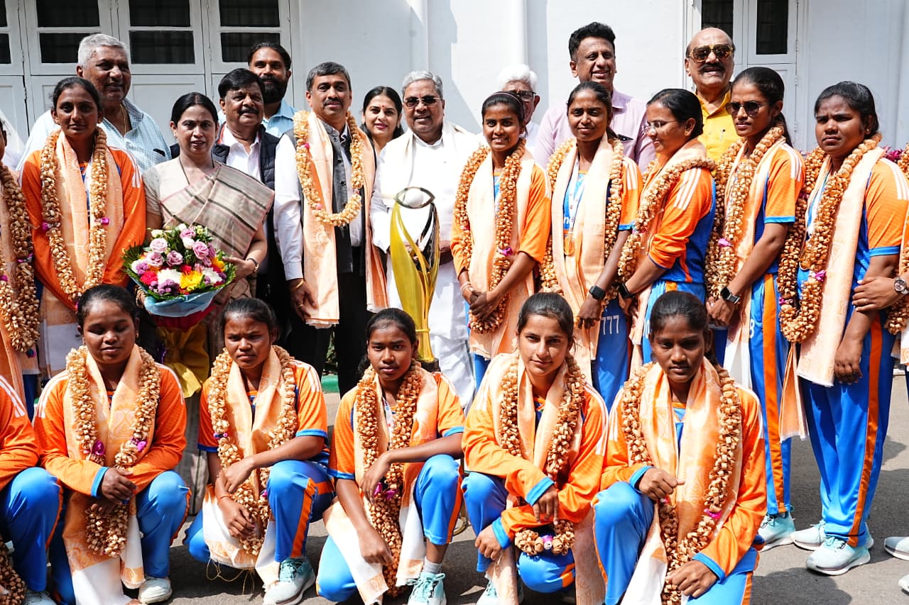 ಕ್ರಿಕೆಟ್ ಪಟುಗಳಿಗೆ ತಲಾ ಹತ್ತು ಲಕ್ಷ ಬಹುಮಾನ, ಜೊತೆಗೆ ಸರ್ಕಾರಿ ಉದ್ಯೋಗ-ಸಿದ್ದರಾಮಯ್ಯ