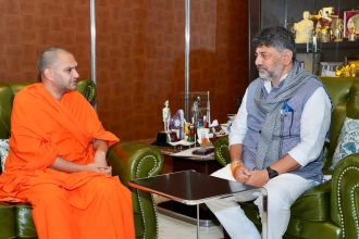 ನಂಜಾವಧೂತ ಸ್ವಾಮೀಜಿ ಆಶೀರ್ವಾದ ಪಡೆದ ಡಿಕೆ ಶಿವಕುಮಾರ್