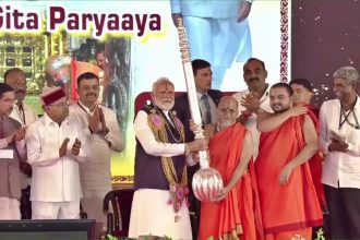 ಮೋದಿ ಅವರಿಗೆ ಭಾರತ ಭಾಗ್ಯವಿದಾತ ಬಿರುದು ನೀಡಿ ಸನ್ಮಾನಿಸಿದ ಶ್ರೀಗಳು