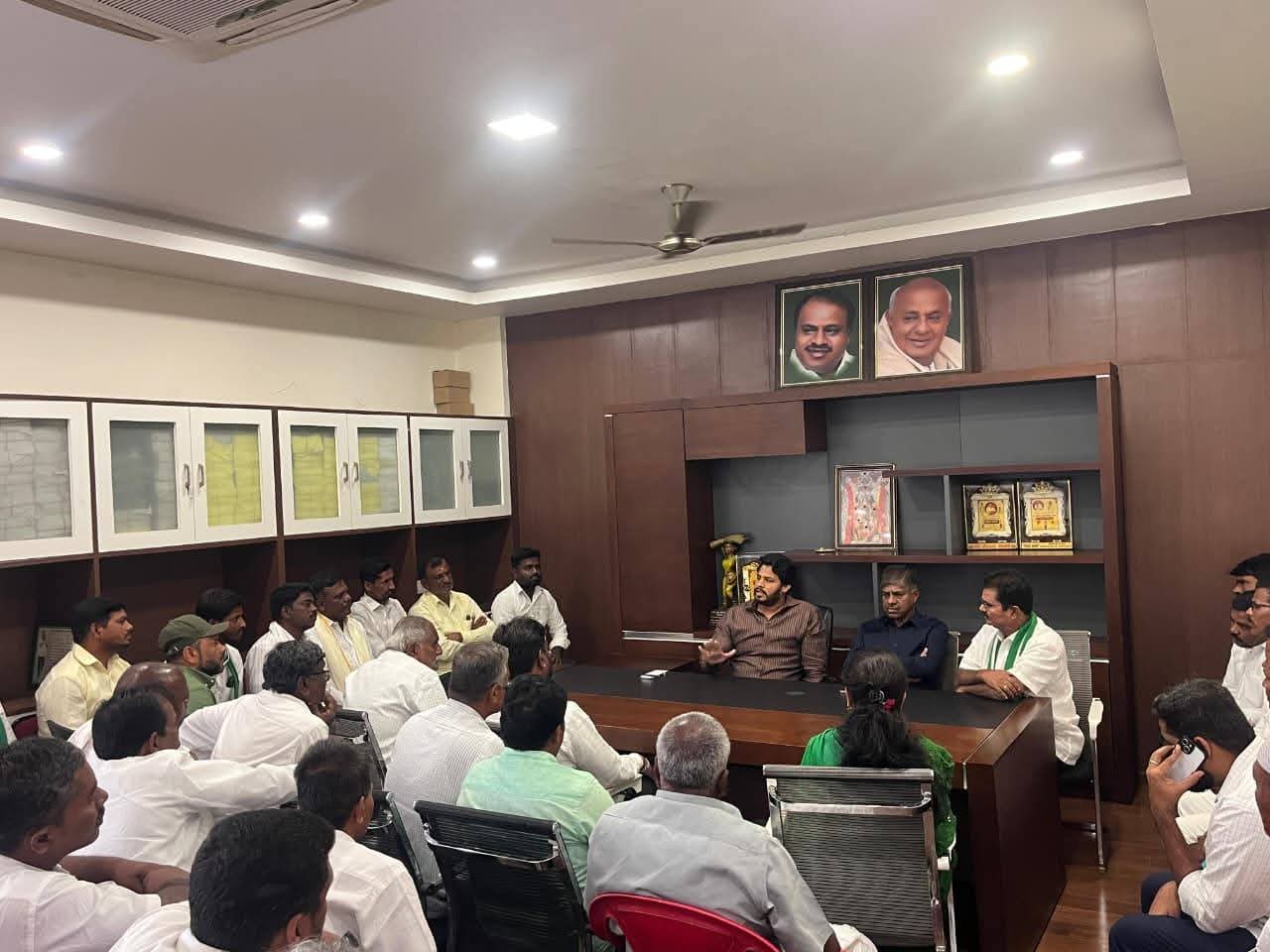 ಹಿರಿಯೂರಿನ ಮುಖಂಡರು ಹಾಗೂ ಪಕ್ಷದ ಕಾರ್ಯಕರ್ತರ ಸಭೆಯಲ್ಲಿ ನಿಖಿಲ್