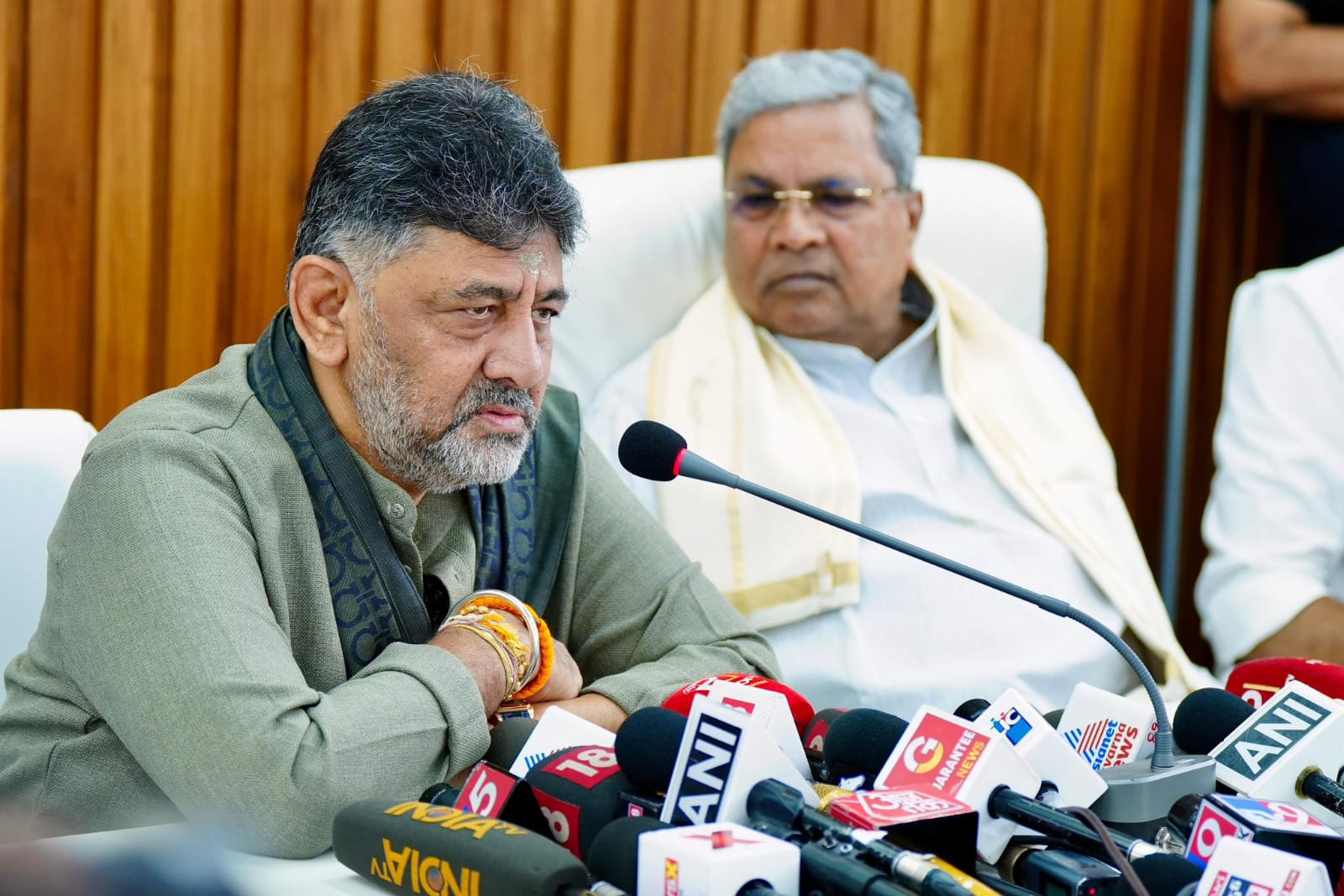 ಸಿಎಂ ಬದಲಾವಣೆ ಚರ್ಚೆಗೆ ತೆರೆ ಎಳೆದ ಸಿಎಂ ಸಿದ್ದರಾಮಯ್ಯ ಮತ್ತು ಡಿಸಿಎಂ ಡಿಕೆ ಶಿವಕುಮಾರ್​​  