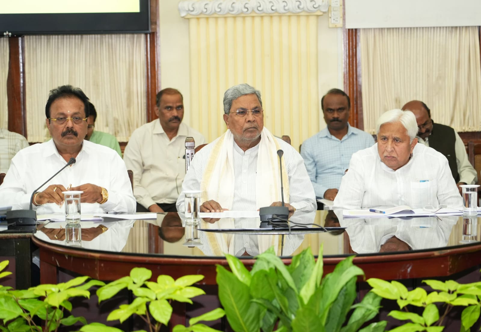 ಡಿಸ್ಟಿಲರಿಗಳು ಮೆಕ್ಕೆಜೋಳ ಖರೀದಿಸಿ ರೈತರ ನೆರವಿಗೆ ಬರಬೇಕು-ಸಿಎಂ