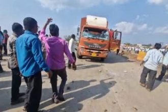 ಪೊಲಿಸರ ಲಾಠಿಚಾರ್ಜ್, ಕಲ್ಲು ತೂರಾಟ ಮಾಡಿದ ರೈತರು