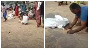 ಗೋಧಿ ತುಂಬಿದ ಲಾರಿ ಪಲ್ಟಿ, ಸಿಕ್ಕಷ್ಟು ಗೋಧಿ ಹೊತ್ತೊಯ್ದ ಜನರು