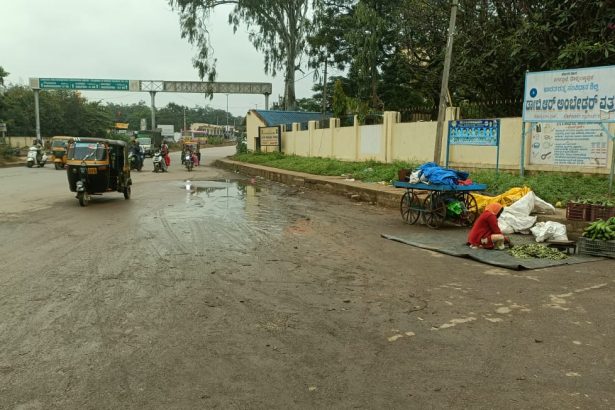 ಪ್ರವಾಸಿ ಮಂದಿರದ ಮುಂದೆ ಹರಿವ ಕೊಳಚೆ ನೀರು ಕಣ್ಮುಚ್ಚಿ ಕುಳಿತ ಲೋಕೋಪಯೋಗಿ ಇಲಾಖೆ