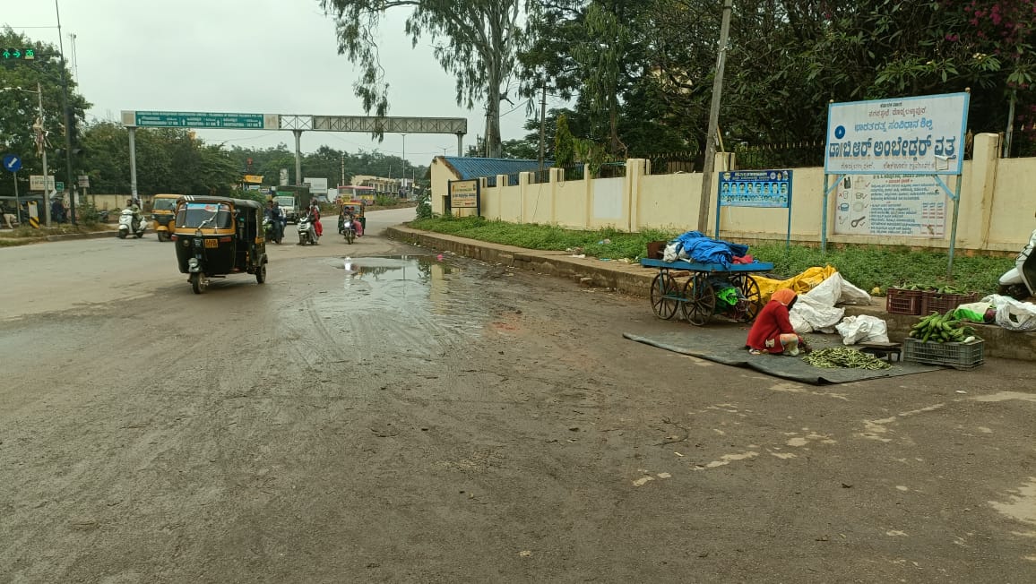 ಪ್ರವಾಸಿ ಮಂದಿರದ ಮುಂದೆ ಹರಿವ ಕೊಳಚೆ ನೀರು ಕಣ್ಮುಚ್ಚಿ ಕುಳಿತ ಲೋಕೋಪಯೋಗಿ ಇಲಾಖೆ