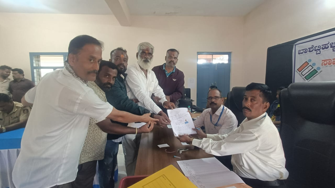 ಪಟ್ಟಣ ಪಂಚಾಯಿತಿಗೆ ಮೊದಲ ನಾಮ ಪತ್ರ ಶ್ರೀನಿವಾಸ ಸಲ್ಲಿಕೆ