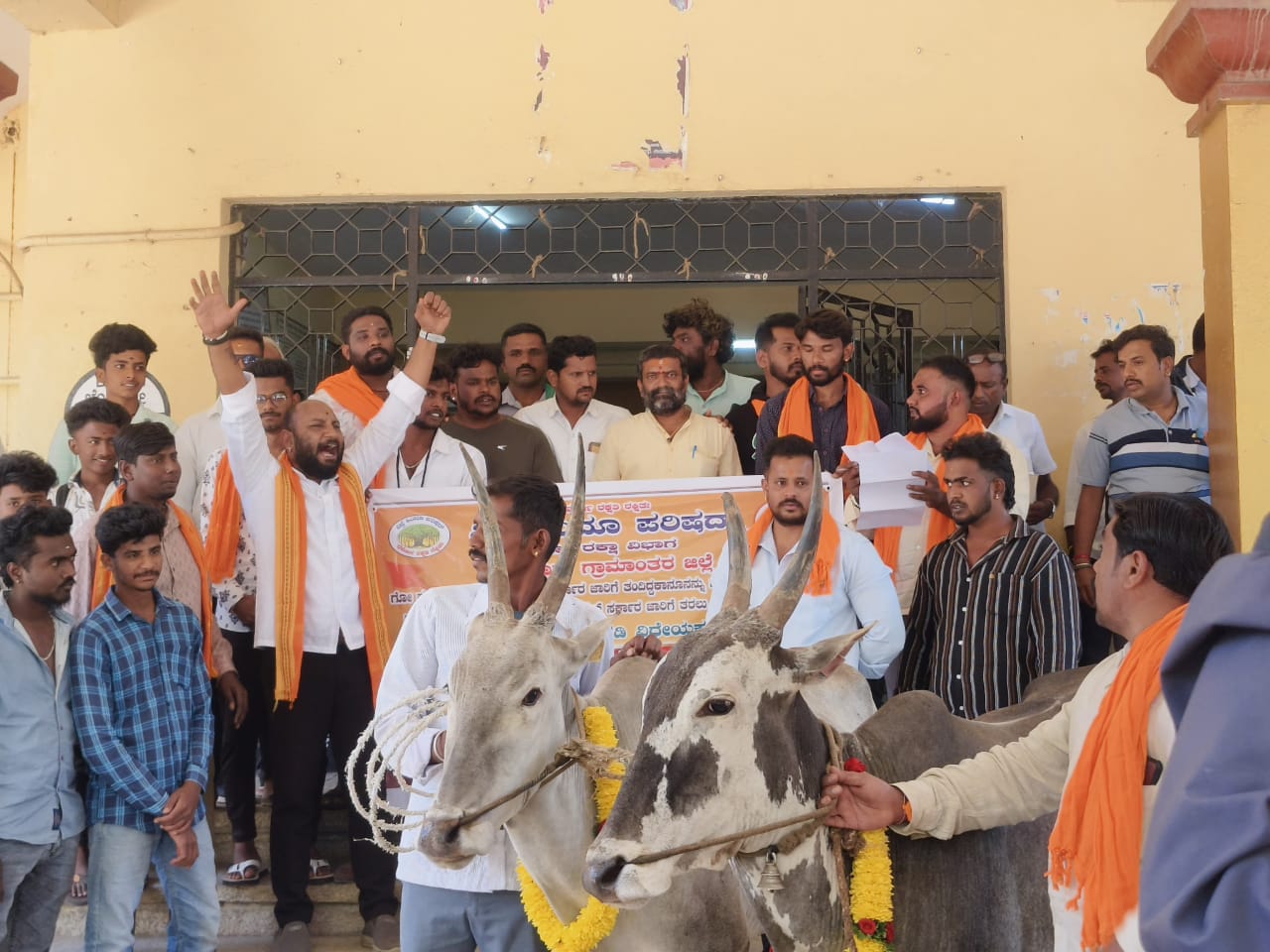 ಕಾಂಗ್ರೆಸ್ ಸರ್ಕಾರದ ವಿರುದ್ಧ ವಿಶ್ವ ಹಿಂದೂ ಪರಿಷದ್ ಪದಾಧಿಕಾರಿಗಳು ಪ್ರತಿಭಟನೆ