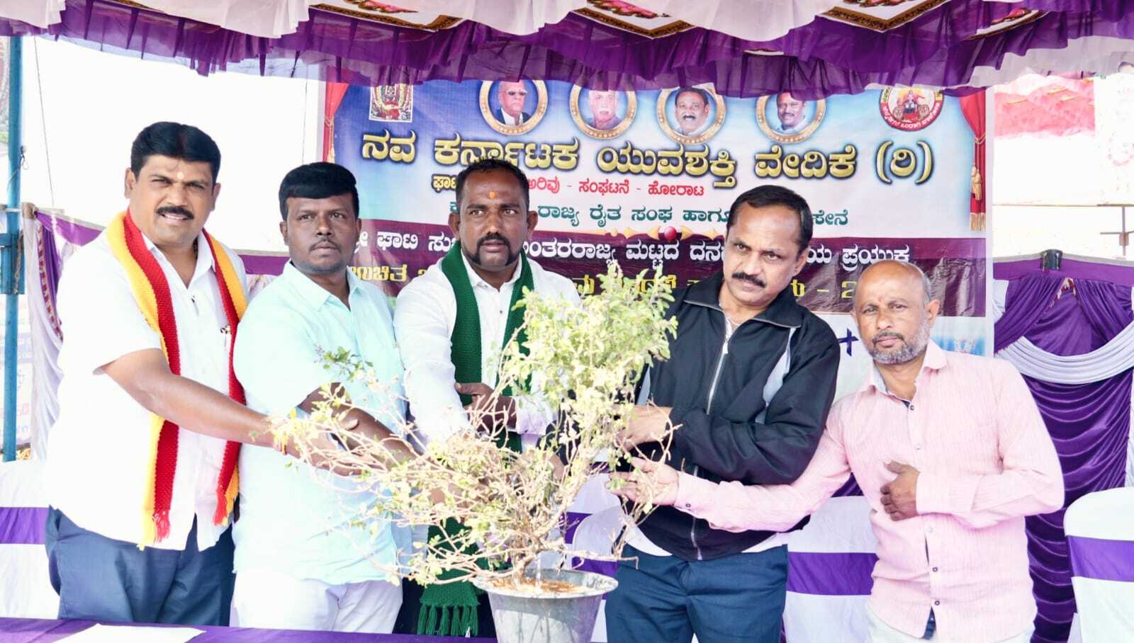 ಘಾಟಿ ಸುಬ್ರಹ್ಮಣ್ಯ ದನಗಳ ಜಾತ್ರೆ, ಉಚಿತ ಮೇವು ವಿತರಣೆಗೆ ಚಾಲನೆ ನೀಡಿದ ಜಿಲ್ಲಾಧಿಕಾರಿ ಬಸವರಾಜು