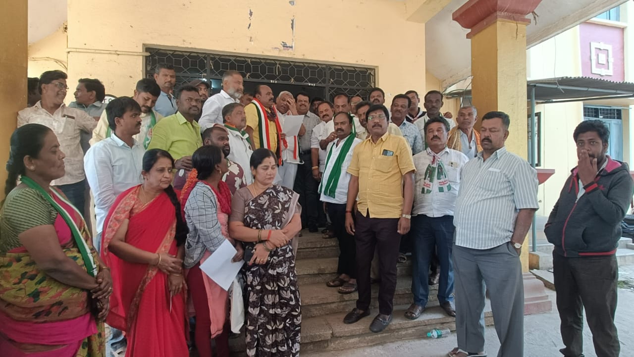 ಪಟ್ಟಣ ಪಂಚಾಯ್ತಿ ಚುನಾವಣೆ-ಚಿನ್ಹೆ ಗಾತ್ರ ವ್ಯತ್ಯಾಸ ಕಾಂಗ್ರೆಸ್ ಜೆಡಿಎಸ್ ಜಂಟಿ ಪ್ರತಿಭಟನೆ